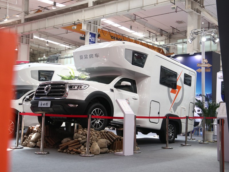 年度新車(chē)、自動(dòng)檔、四驅(qū)，能選的房車(chē)