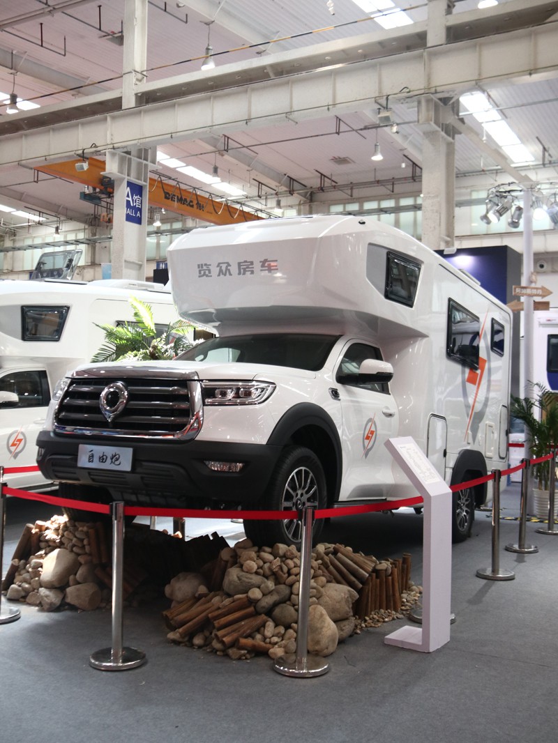 年度新車(chē)、自動(dòng)檔、四驅(qū)，能選的房車(chē)